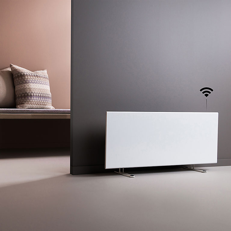 Adax Neo Wifi paneel op vloerstandaards